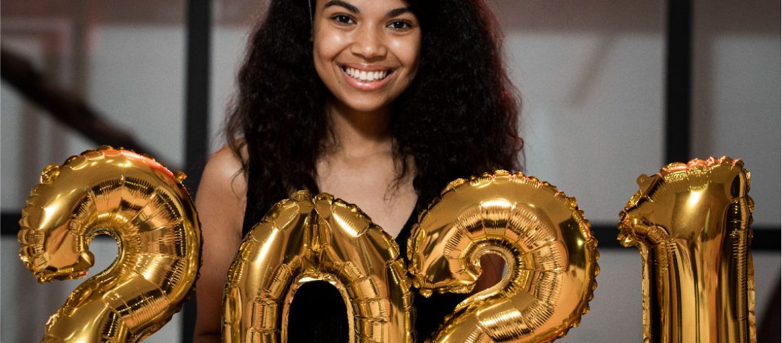 Mujer con globos en navidad